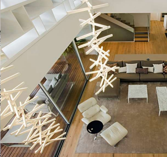 Luminária pendente moderna de LED Verti, instalada em sala de estar com pé direito duplo Lustres Gênesis loja online de Lustres e Iluminação Decorativa